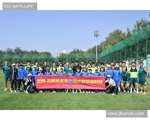 足球明星亲自赠送球裤照片分享球迷热情与运动精神 足球明星亲自赠送球裤照片分享球迷热情与运动精神