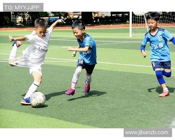 汕头花式足球明星的精彩瞬间与成长故事展现足球魅力与青春活力 汕头花式足球明星的精彩瞬间与成长故事展现足球魅力与青春活力